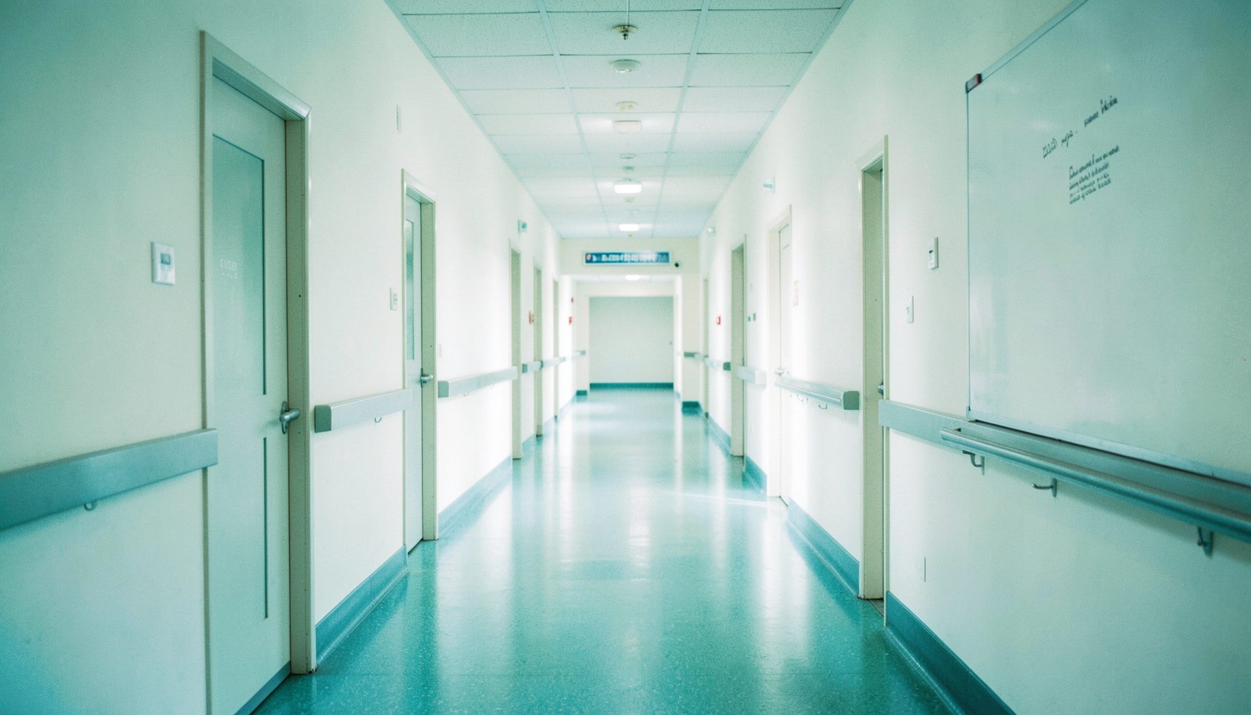 Світлий коридор лікарні з м'яким природним освітленням, чистими білими стінами та спокійною атмосферою